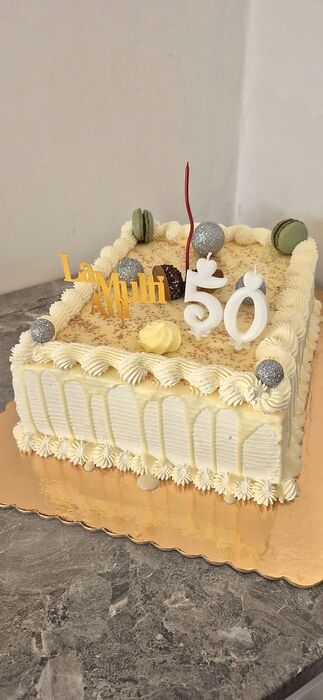 Tort pătrat pentru 50 de ani, cu macarons și globuri argintii