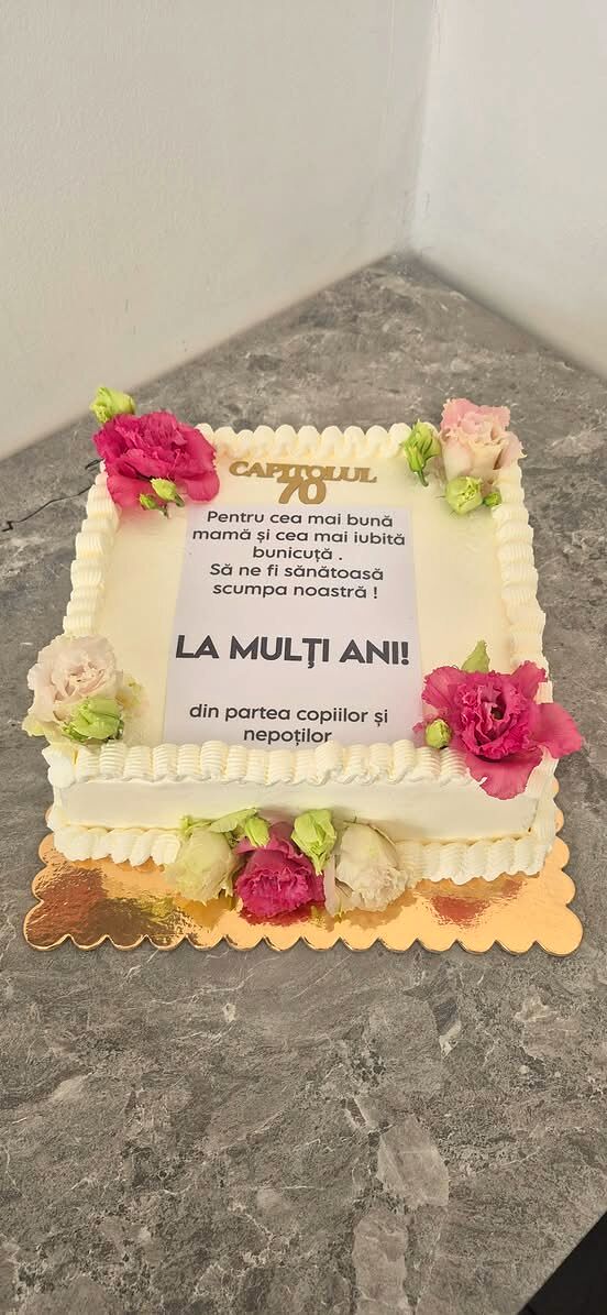 Tort dreptunghiular cu plachetă printată și flori naturale, pentru 70 de ani