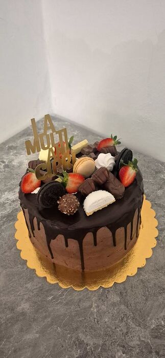 Tort cu glazură de ciocolată, căpșuni și macarons