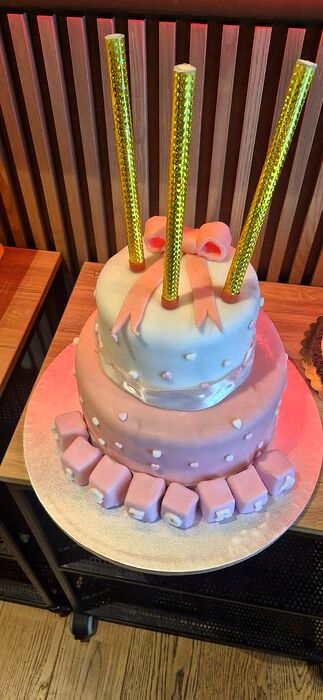 Tort pe două etaje din fondant roz și bleu, cu fundă