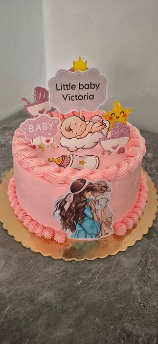 Tort de botez roz, cu figurine și numele Victoria
