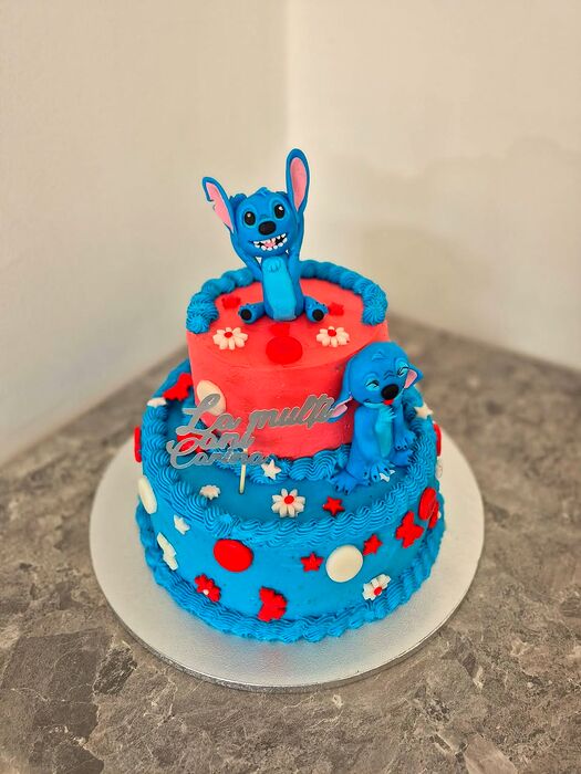 Tort pe două etaje cu tema Stitch, roșu și albastru
